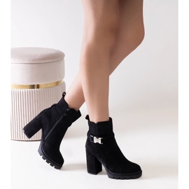 D/CEO Fekete magas sarkú bokacsizma Torhia csattal díszítve D/CEO Fekete magas sarkú bokacsizma Torhia csattal díszítve