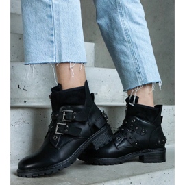 D/CEO Fekete, szegecsekkel díszített bokacsizma lapos sarkú Neffa-tól D/CEO Fekete, szegecsekkel díszített bokacsizma lapos sarkú Neffa-tól