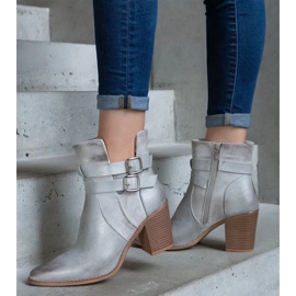 D/CEO Ezüst magas sarkú bokacsizma Driss kivágással díszítve