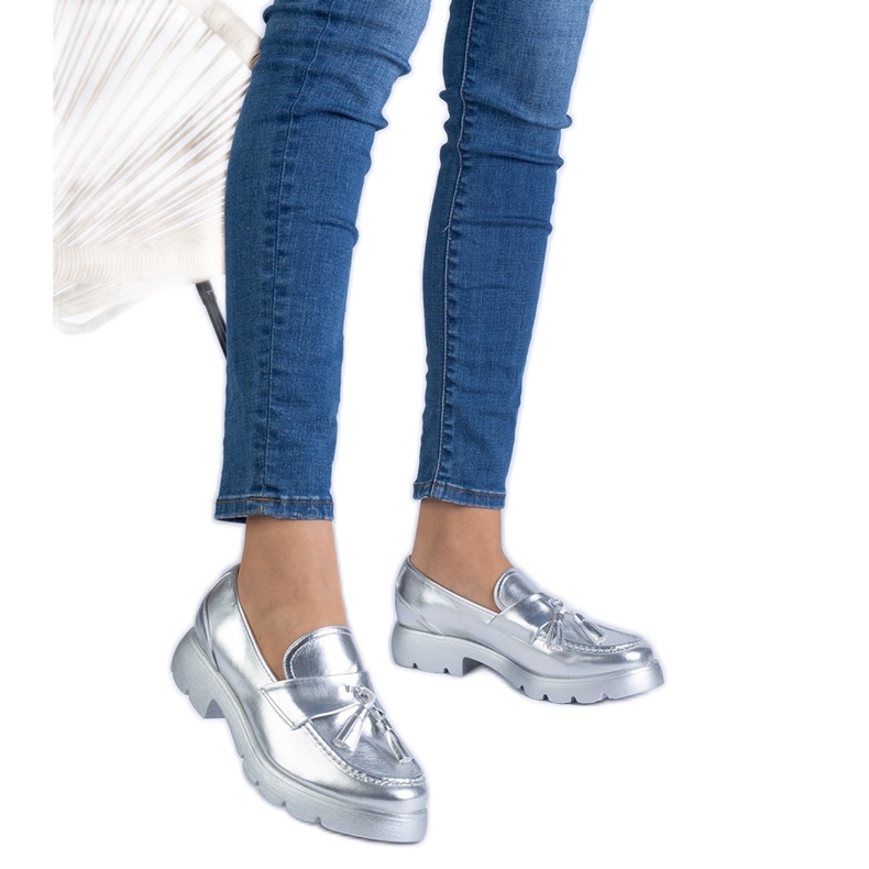 Ezüst klasszikus cipő rojtokkal