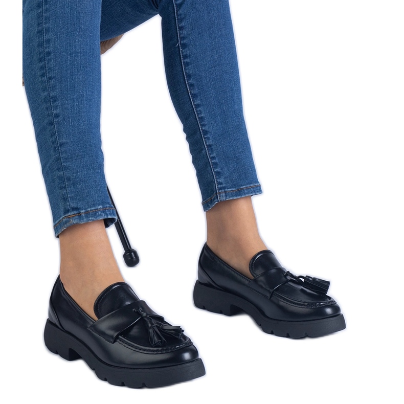 Fekete klasszikus cipő rojtokkal