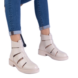 Bézs csizmák, amelyek öko -léből készültek, lapos kivágásokkal