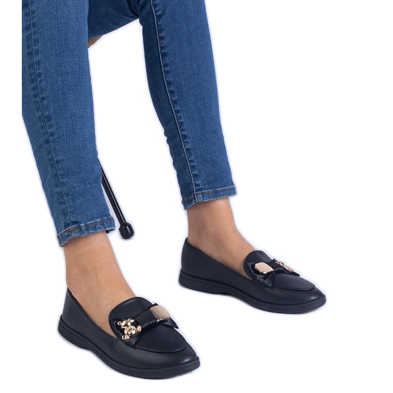 Fekete cipők, íj és arany mackó díszítve