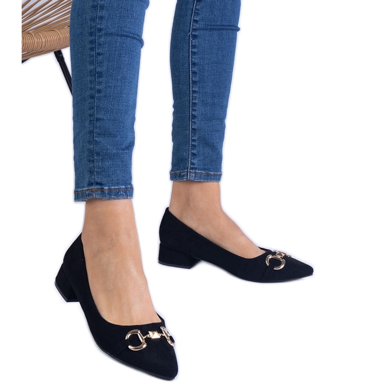 Fekete szivattyúk az Ekozamszból arany dekorációval