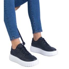 Fekete nyitott cipők egy hatalmas talpon