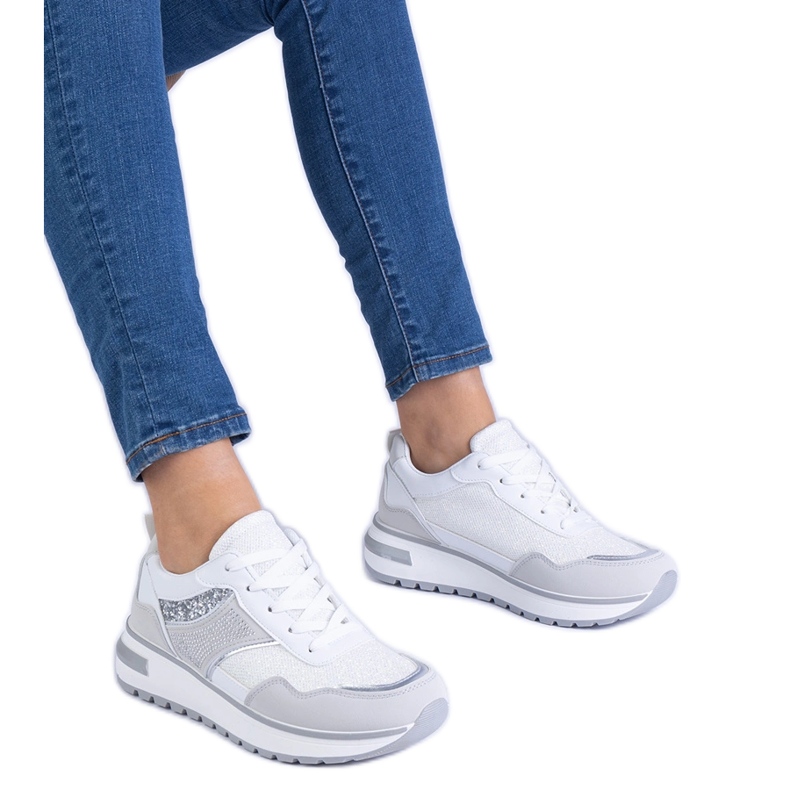 Csillogó és cirkonokkal díszített fehér cipők