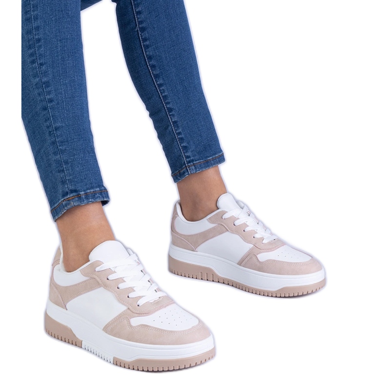 Barna cipők egy vastag talpon