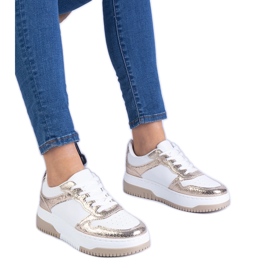 Arany cipők egy vastag talpon aranysárga Arany cipők egy vastag talpon aranysárga