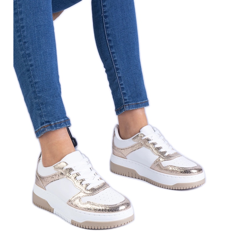 Arany cipők egy vastag talpon aranysárga