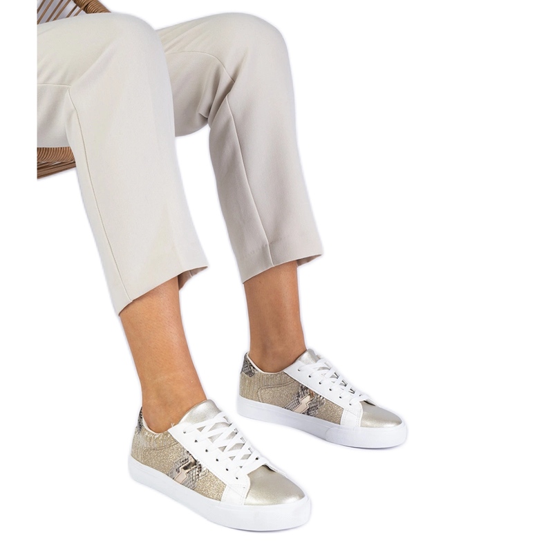 Arany cipők, amelyek csillogással díszített állati motívummal aranysárga