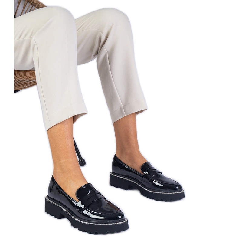 Fekete lakkozott cipők cirkonokkal díszítve