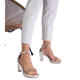 Arany elegáns szandál az oszlopon cirkonokkal aranysárga Arany elegáns szandál az oszlopon cirkonokkal aranysárga