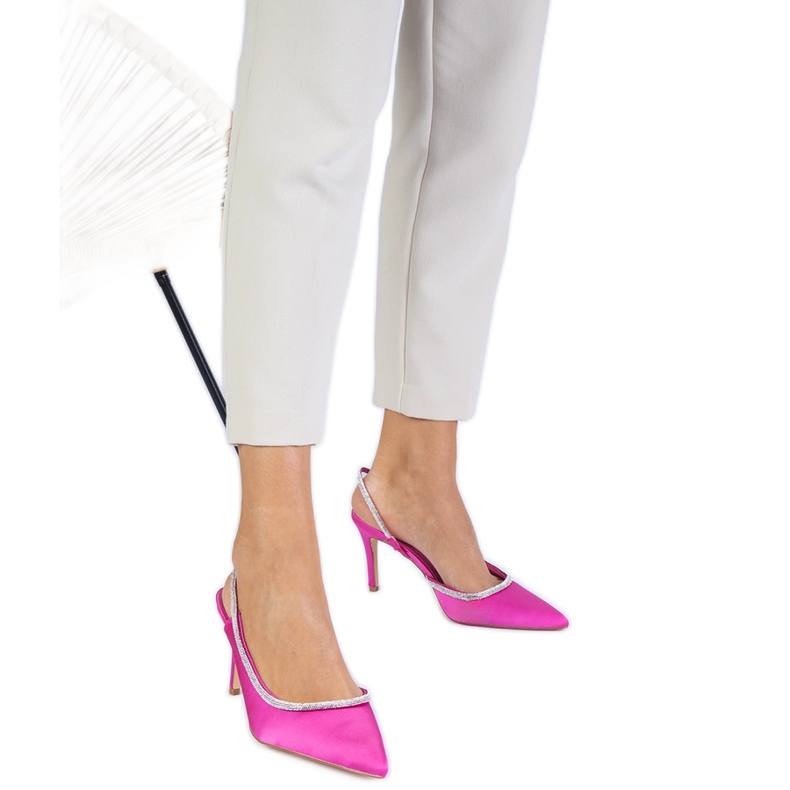 Rózsaszín szatén szivattyúk cirkonokkal nyitott sarkú