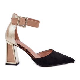 Szandál az oszlopon, hegyes lábujjakkal fekete