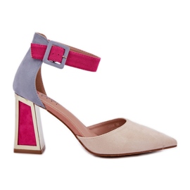 Szandál az oszlopon, hegyes lábujjakkal lámpás koldusokkal bézs