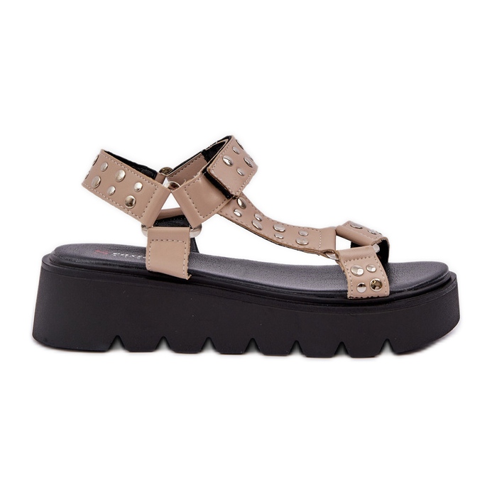 Díszített szandál a bézs platformon