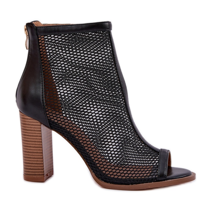 Szandál az oszlopon, fekete felsővel