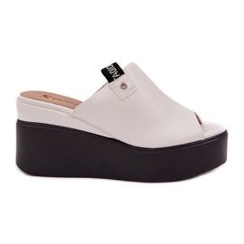 Papucs a peronon és egy öko -fehér bőr ék Papucs a peronon és egy öko -fehér bőr ék