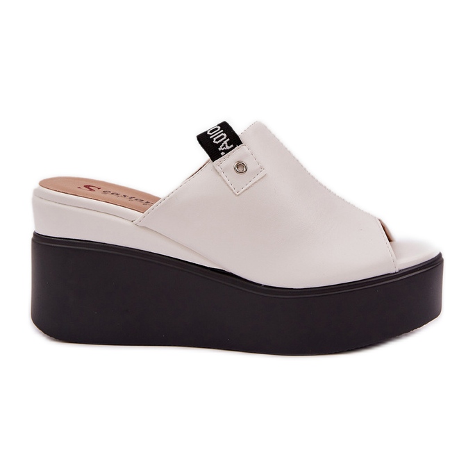 Papucs a peronon és egy öko -fehér bőr ék