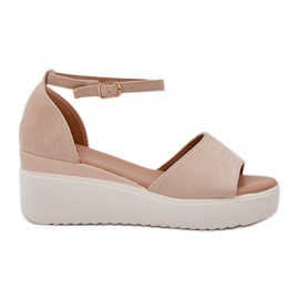 Könnyű szandál a peronon és finom, fényes bézs ékek Könnyű szandál a peronon és finom, fényes bézs ékek