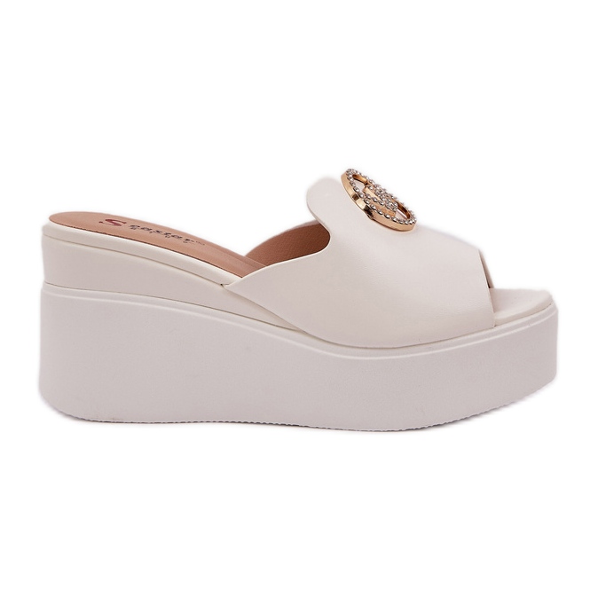 Papucs a peronon és ékek fehér díszítéssel