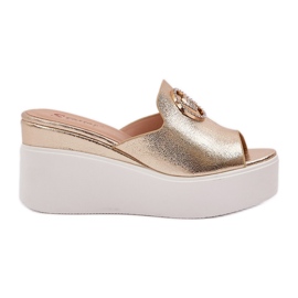 Papucs a peronon és ékek arany díszítéssel aranysárga