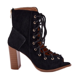 Szandál az oszlopon a felső és a fekete kötéssel