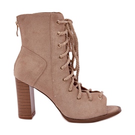 Szandál az oszlopon a felső és a bézs kötéssel Szandál az oszlopon a felső és a bézs kötéssel