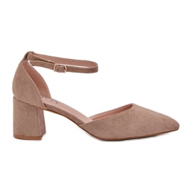 Velúr szivattyúk a sötét méretű oszlopon bézs