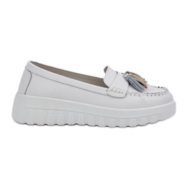 Női bőr lengők, rojtokkal a fehér platformon