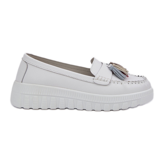 Női bőr lengők, rojtokkal a fehér platformon