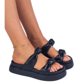 Fekete papucs az emelvényen