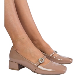 Cirkonokkal díszített barna, elegáns szivattyúk