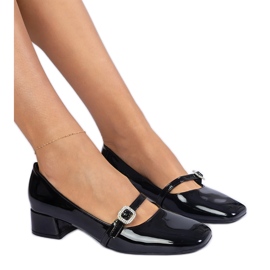 A cirkonokkal díszített fekete elegáns szivattyúk A cirkonokkal díszített fekete elegáns szivattyúk