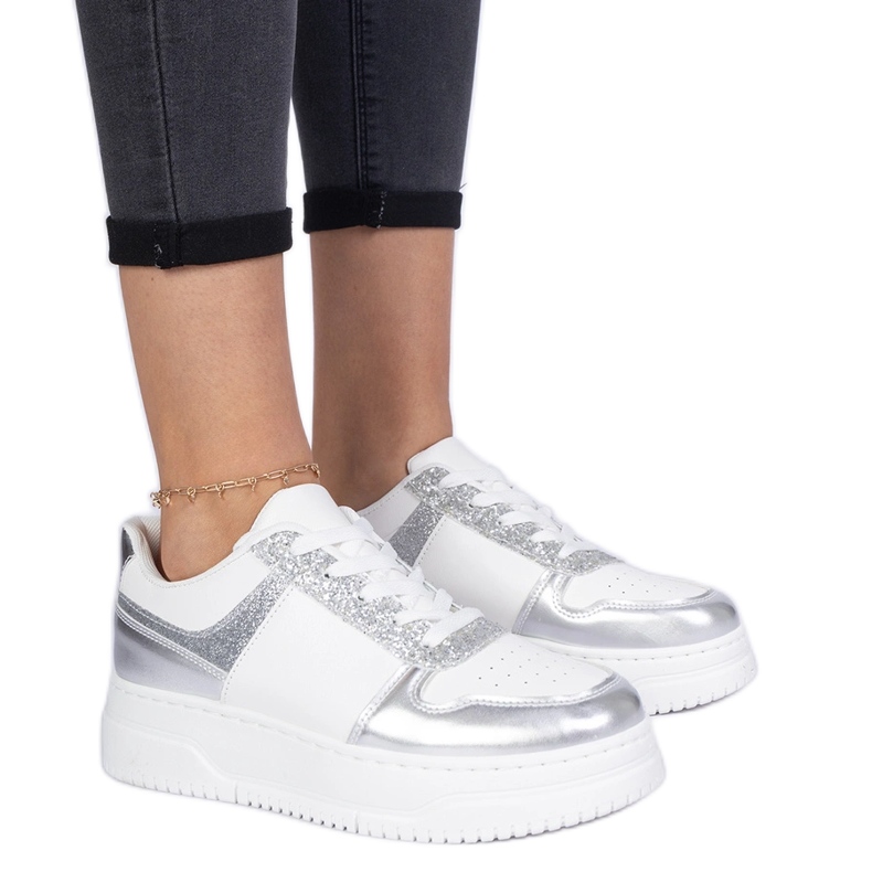 Ezüst női cipők egy vastag talpon