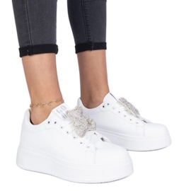 Fehér női cipők egy mackóval díszítve strasszokban