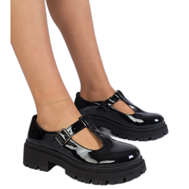 Fekete cipő a lakkozott platformon