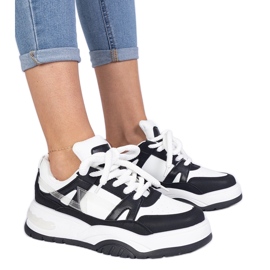 Fekete -fehér cipők vastag csipkékkel