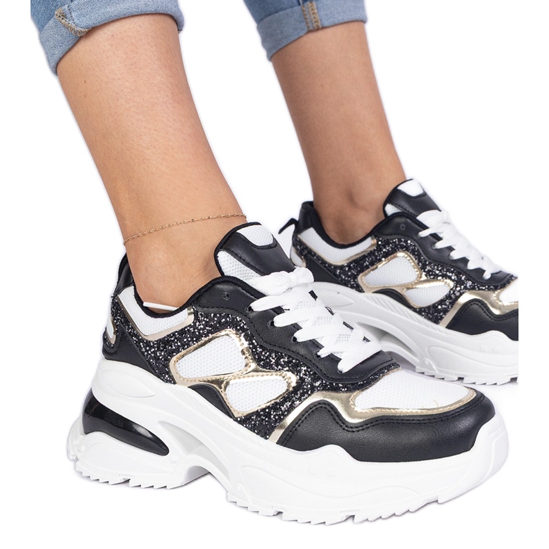 A fekete női cipők csillogással díszítették