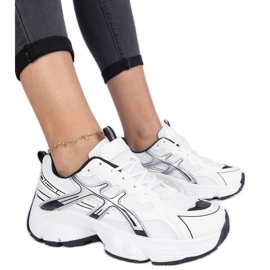 Fekete női tornacipő masszív talppal fehér