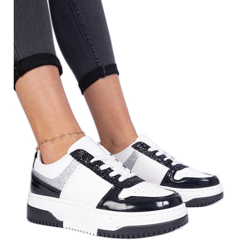 Fekete női tornacipő vastag talppal