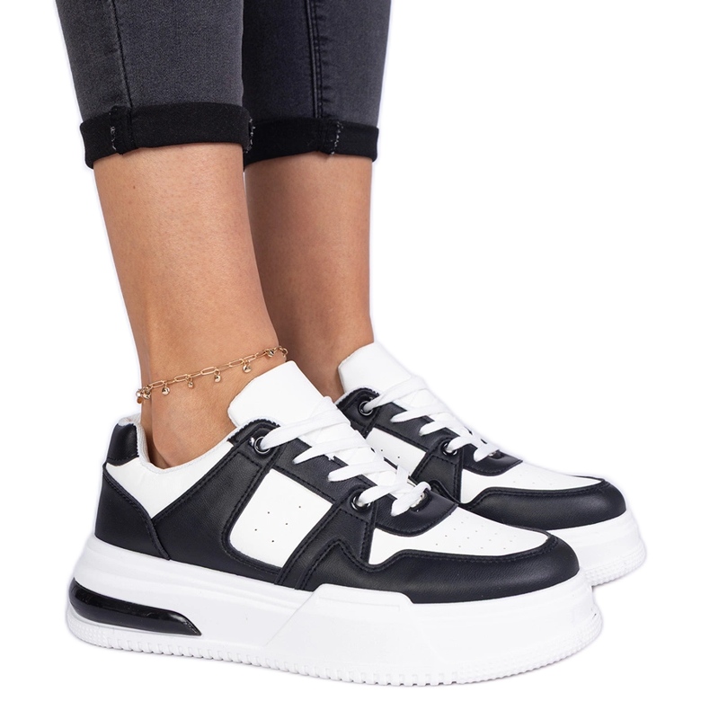 Fekete-fehér női tornacipő vastag talppal