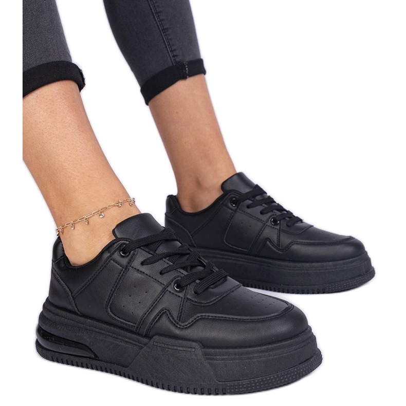 Fekete női tornacipő vastag talppal