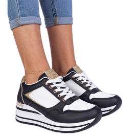 Csillogó és fém betéttel díszített fekete cipők