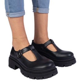 Fekete cipő az öko -lé platformon