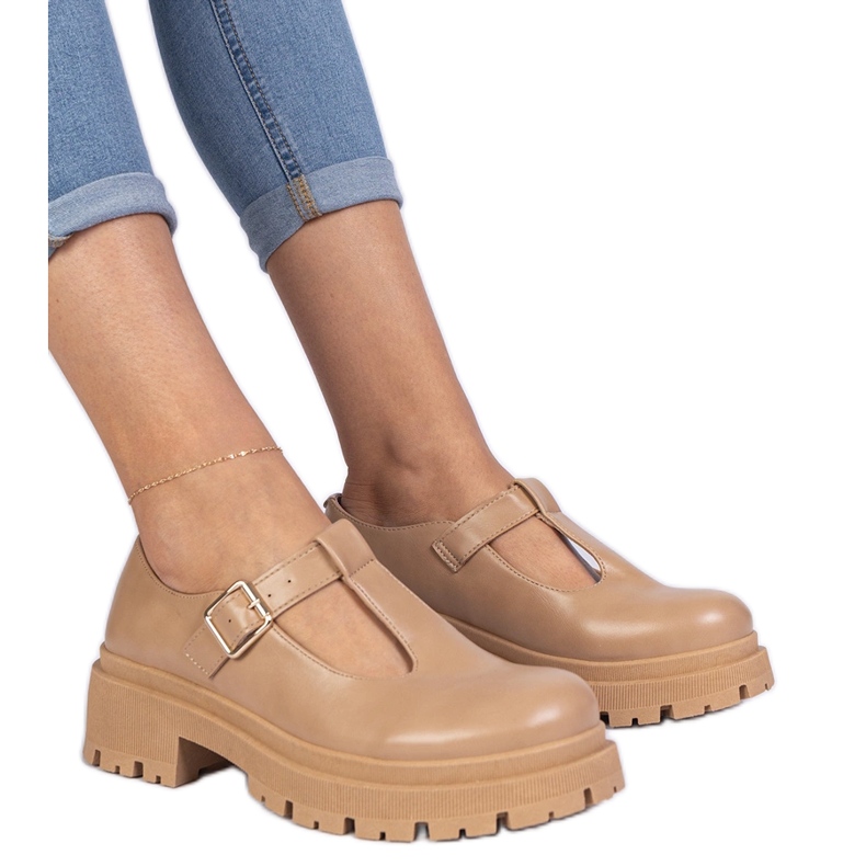 Barna cipő az öko -alsó platformon