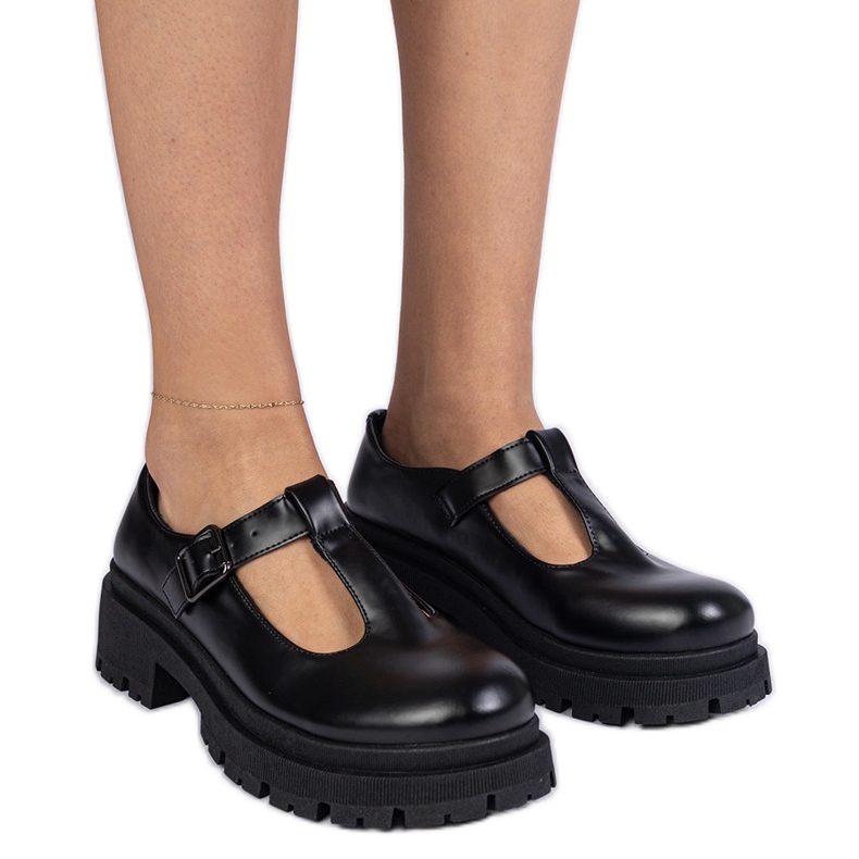 Fekete cipő az öko -lé platformon