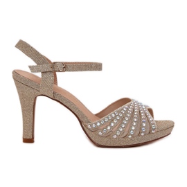 D&A Szandál egy csapon, dekorációval és csillogással D &amp; A MR1038-33 arany aranysárga