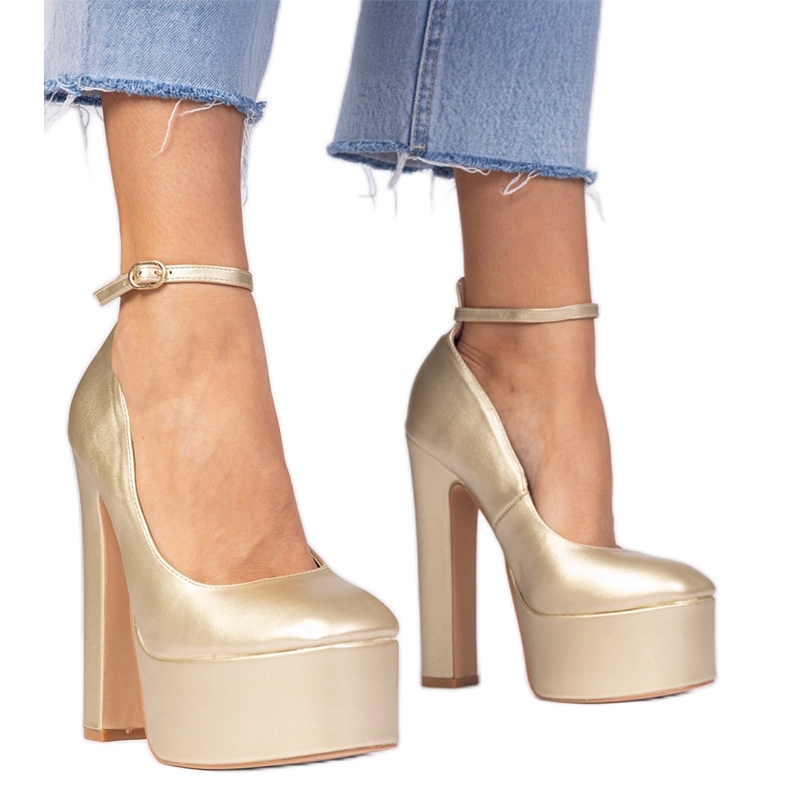 Arany metál szivattyúk egy magas oszlopon aranysárga