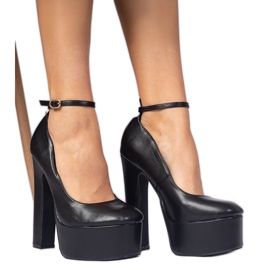 Fekete szivattyúk magas oszlopon